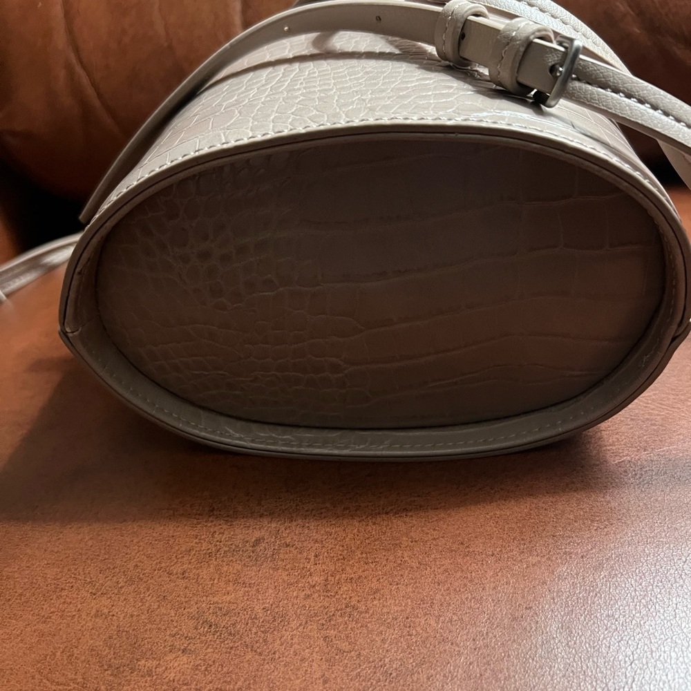 Women’s Beige Crossbody Pull String Closure Purse/Handbag Croc inspired Shell. - Picture 4 of 6